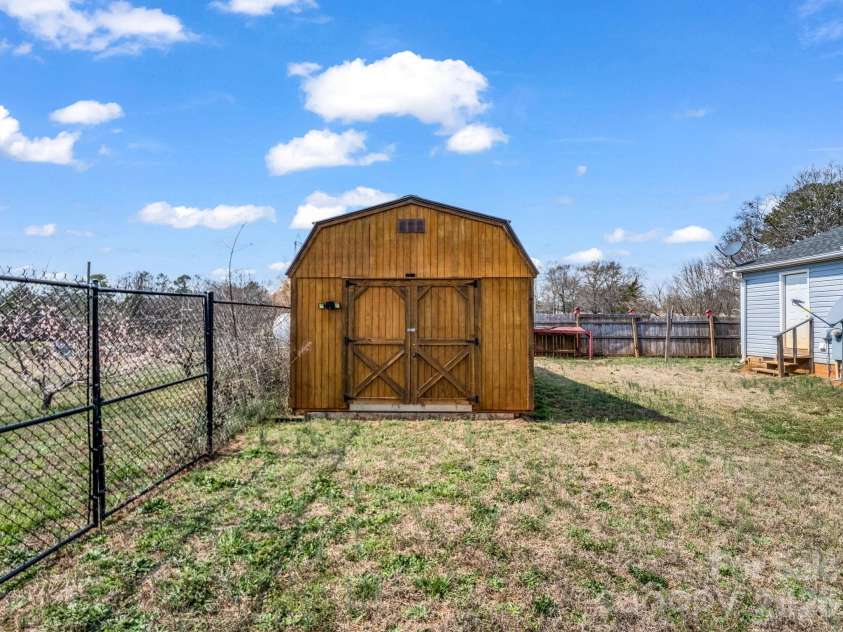 655 Oconee Street, Chesnee, SC 29323.  MLS# CAR4354180, YatesRealty ID 13713. 