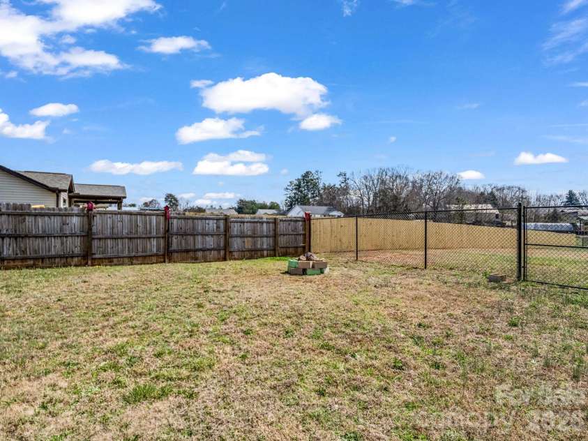 655 Oconee Street, Chesnee, SC 29323.  MLS# CAR4354180, YatesRealty ID 13713. 