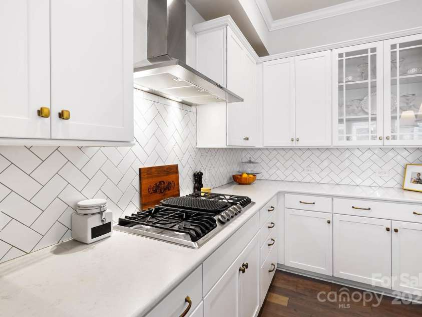 432 Belton Street, Charlotte, NC 28209.  MLS# CAR4254337, YatesRealty ID 13716. 