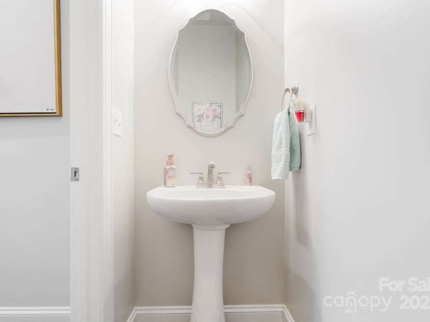 432 Belton Street, Charlotte, NC 28209.  MLS# CAR4254337, YatesRealty ID 13716. 