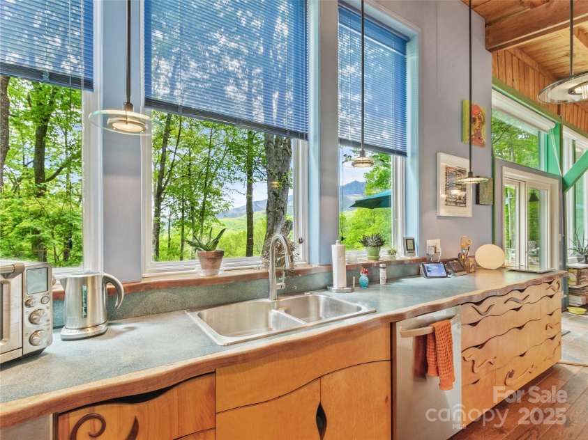 319 Twilight Way, Burnsville, NC 28714.  MLS# CAR4256310, YatesRealty ID 13719. 