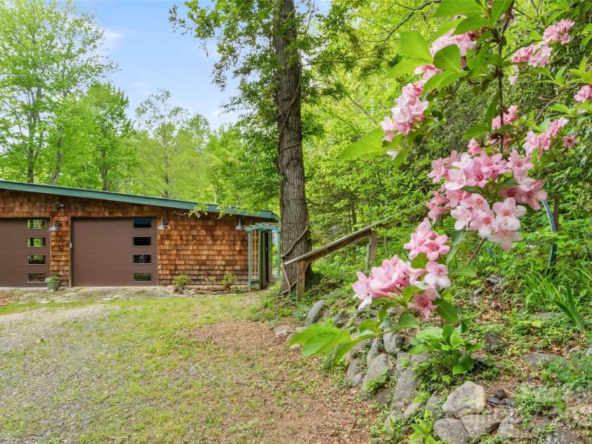 319 Twilight Way, Burnsville, NC 28714.  MLS# CAR4256310, YatesRealty ID 13719. 