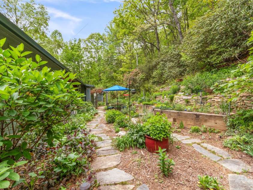 319 Twilight Way, Burnsville, NC 28714.  MLS# CAR4256310, YatesRealty ID 13719. 