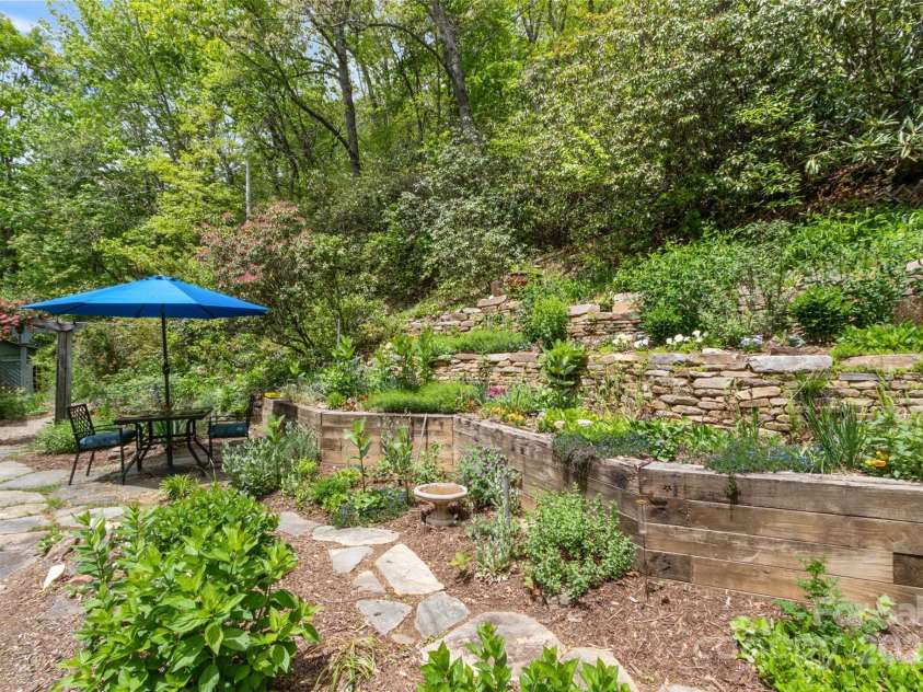 319 Twilight Way, Burnsville, NC 28714.  MLS# CAR4256310, YatesRealty ID 13719. 