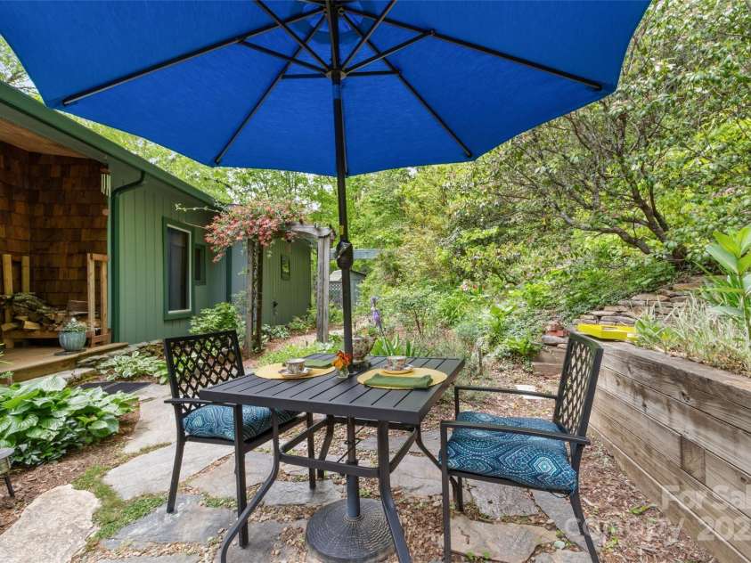 319 Twilight Way, Burnsville, NC 28714.  MLS# CAR4256310, YatesRealty ID 13719. 