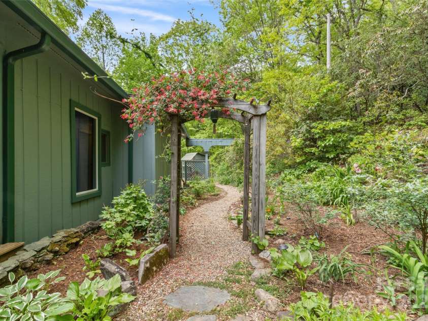 319 Twilight Way, Burnsville, NC 28714.  MLS# CAR4256310, YatesRealty ID 13719. 