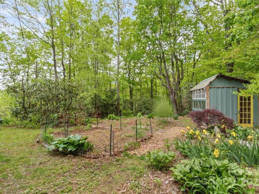 319 Twilight Way, Burnsville, NC 28714.  MLS# CAR4256310, YatesRealty ID 13719. 