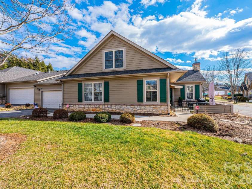823 Wynnshire Drive, Hickory, NC 28601.  MLS# CAR4374748, YatesRealty ID 13720. 