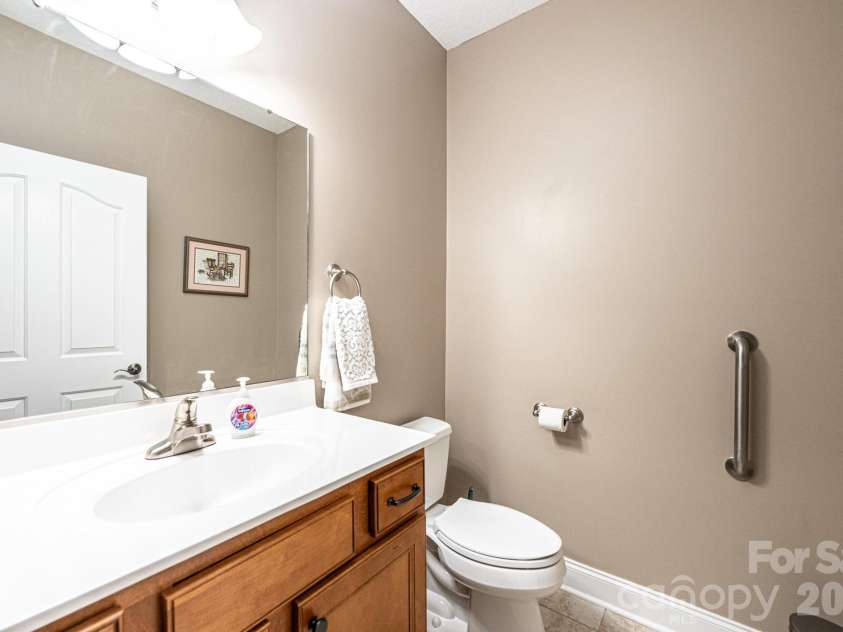 823 Wynnshire Drive, Hickory, NC 28601.  MLS# CAR4374748, YatesRealty ID 13720. Hall Half Bath