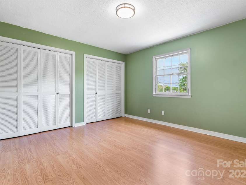 160 17th Street Place, Hickory, NC 28601.  MLS# CAR4255809, YatesRealty ID 13721. 