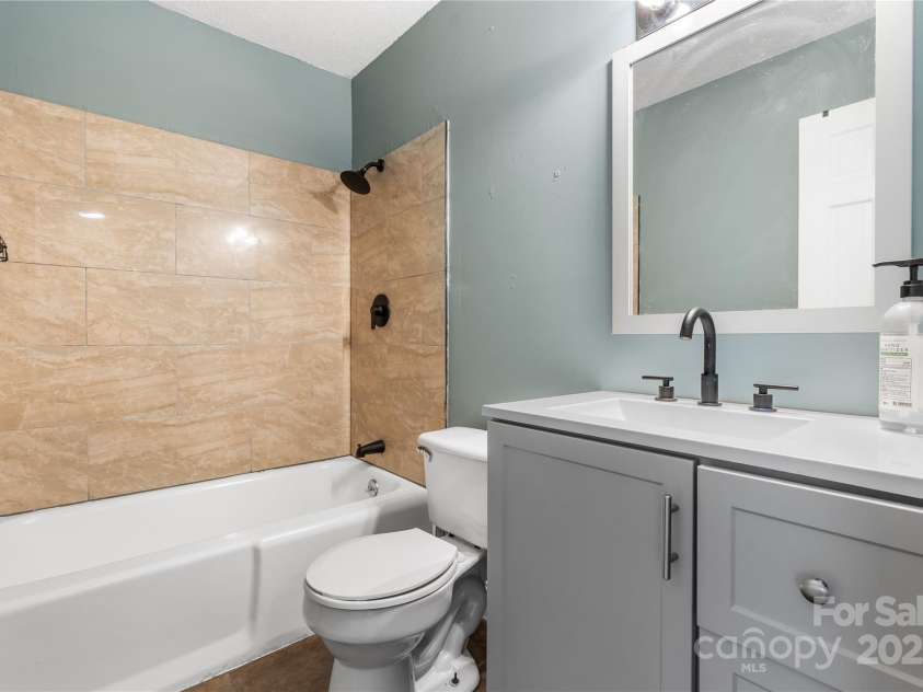 160 17th Street Place, Hickory, NC 28601.  MLS# CAR4255809, YatesRealty ID 13721. 