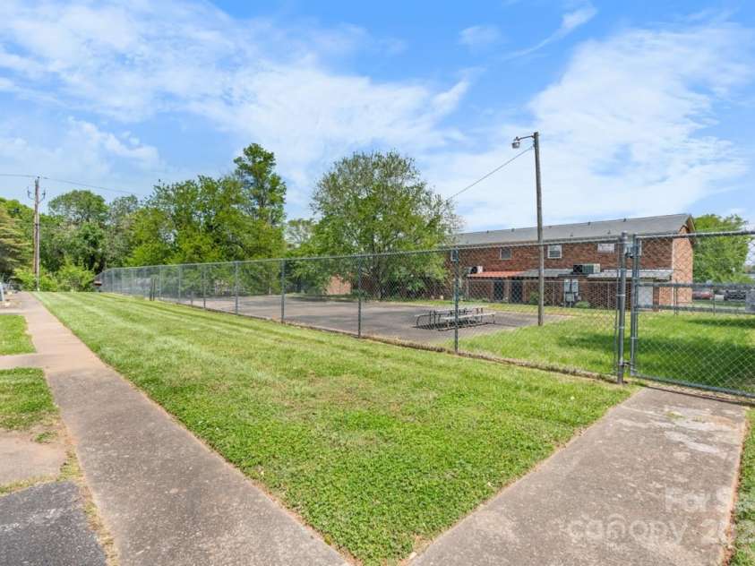 160 17th Street Place, Hickory, NC 28601.  MLS# CAR4255809, YatesRealty ID 13721. 