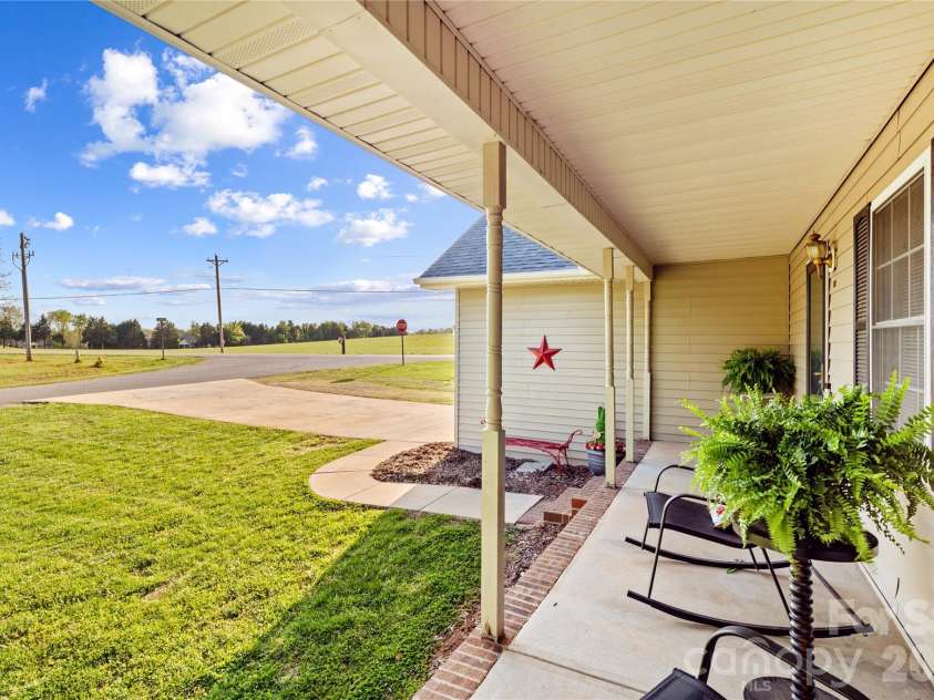 105 Saddlewood Lane, Statesville, NC 28625.  MLS# CAR4366940, YatesRealty ID 13722. 