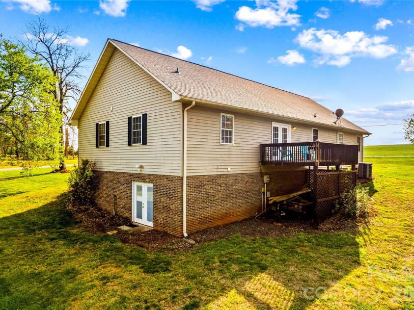105 Saddlewood Lane, Statesville, NC 28625.  MLS# CAR4366940, YatesRealty ID 13722. 