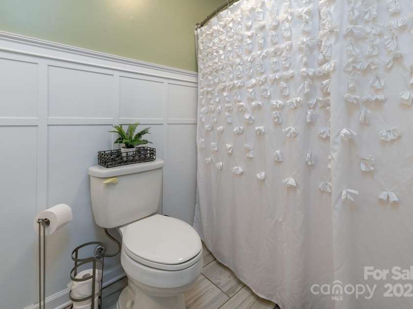386 Greenlea Circle, Taylorsville, NC 28681.  MLS# CAR4257685, YatesRealty ID 13724. Bathroom.