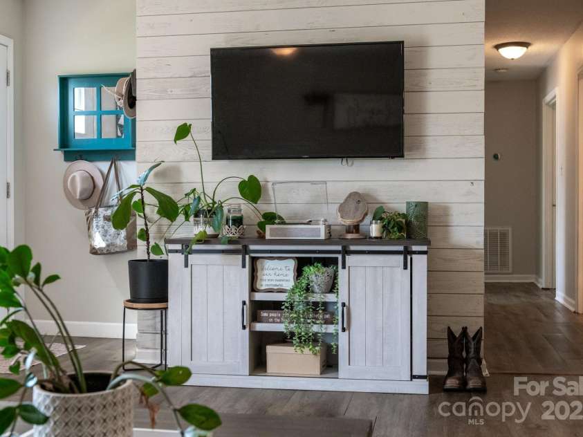 386 Greenlea Circle, Taylorsville, NC 28681.  MLS# CAR4257685, YatesRealty ID 13724. Living room.