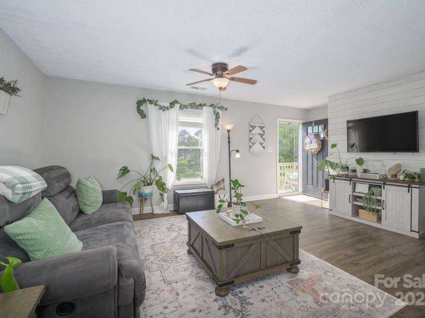 386 Greenlea Circle, Taylorsville, NC 28681.  MLS# CAR4257685, YatesRealty ID 13724. Living room.
