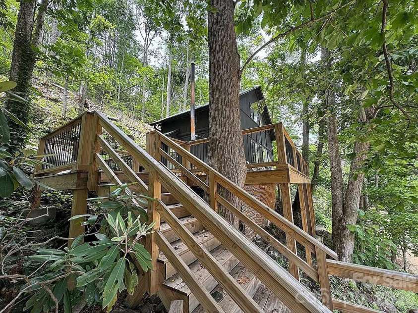 88 Mountain Farm Road, Burnsville, NC 28714.  MLS# CAR4365457, YatesRealty ID 13724. 