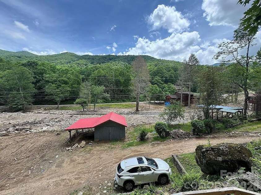 88 Mountain Farm Road, Burnsville, NC 28714.  MLS# CAR4365457, YatesRealty ID 13724. 