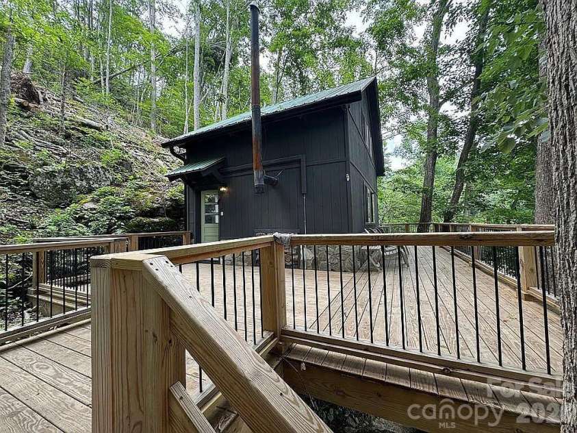 88 Mountain Farm Road, Burnsville, NC 28714.  MLS# CAR4365457, YatesRealty ID 13724. 