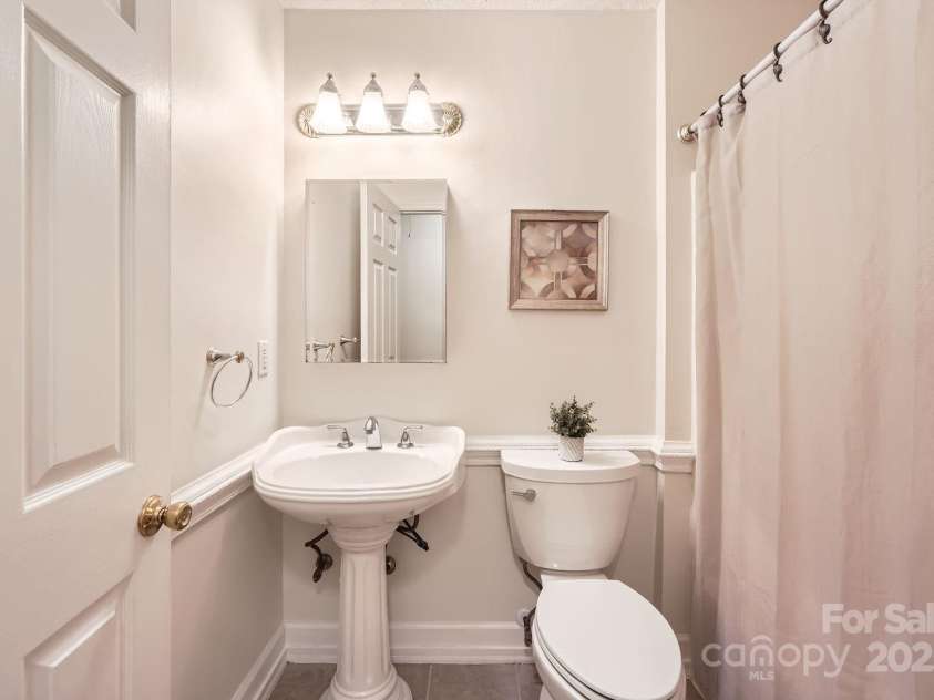 4145 Wall Street, Charlotte, NC 28209.  MLS# CAR4215362, YatesRealty ID 13725. Shared bathroom with tub/shower combo.