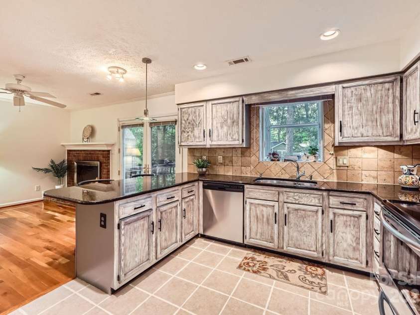 4145 Wall Street, Charlotte, NC 28209.  MLS# CAR4215362, YatesRealty ID 13725. Stainless steel appliances, tile flooring and tile backsplash, overlooking spacious back yard.