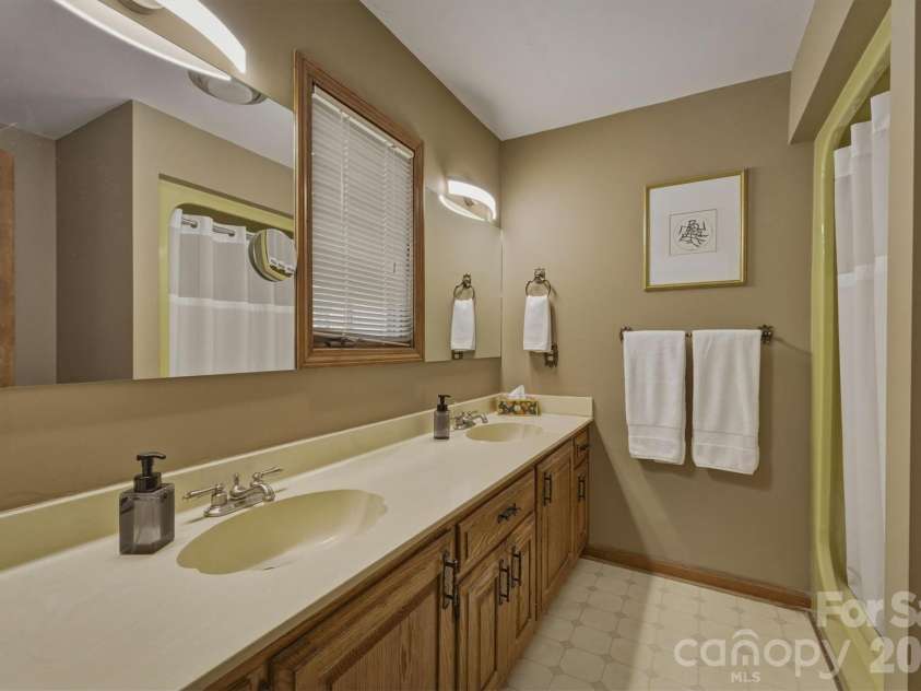122 Lake Club Drive, Nebo, NC 28761.  MLS# CAR4369546, YatesRealty ID 13729. Primary Bathroom