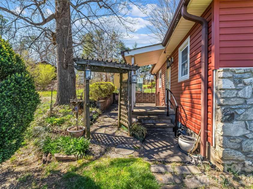 10 Woodmont Drive, Asheville, NC 28806.  MLS# CAR4361512, YatesRealty ID 13731. 