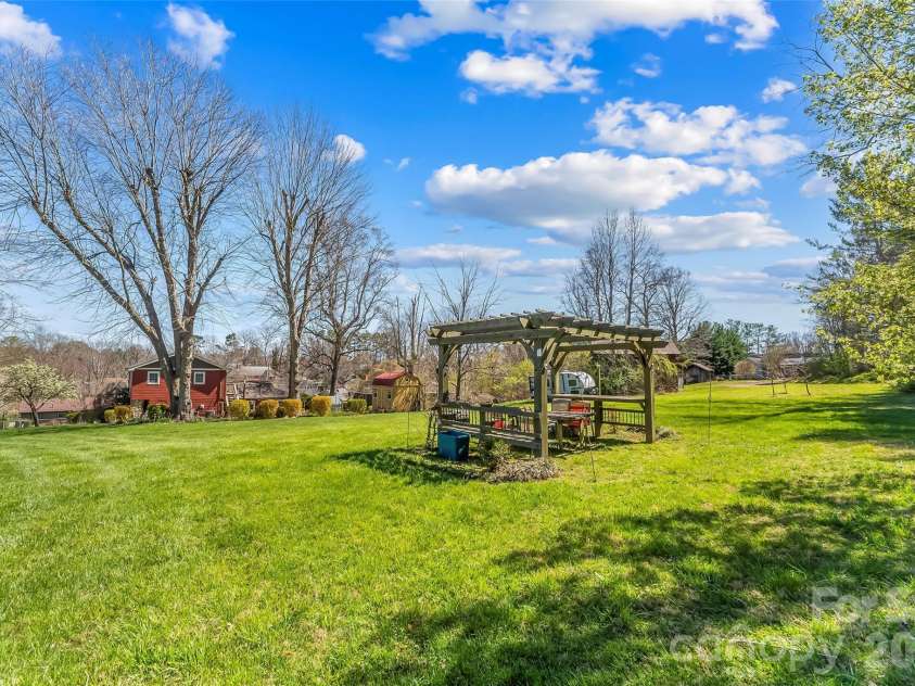 10 Woodmont Drive, Asheville, NC 28806.  MLS# CAR4361512, YatesRealty ID 13731. 