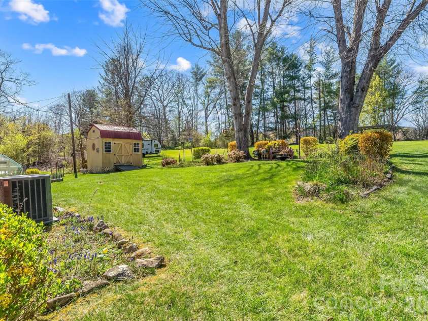 10 Woodmont Drive, Asheville, NC 28806.  MLS# CAR4361512, YatesRealty ID 13731. 