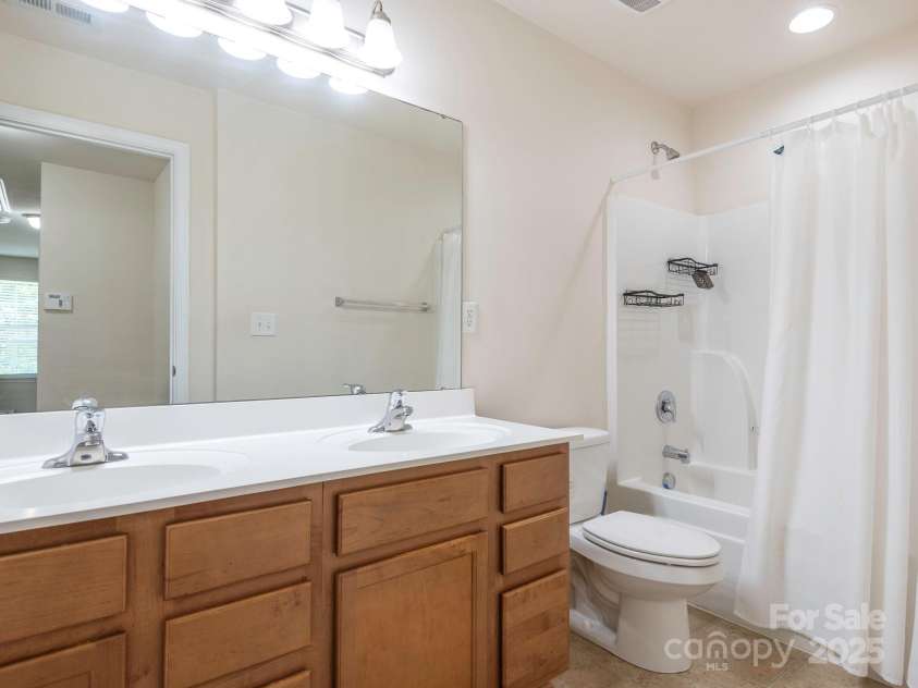 12304 Lookout Point Drive, Charlotte, NC 28269.  MLS# CAR4252258, YatesRealty ID 13731. Bathroom 2