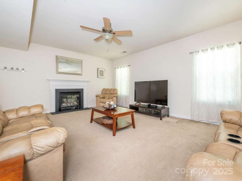 12304 Lookout Point Drive, Charlotte, NC 28269.  MLS# CAR4252258, YatesRealty ID 13731. Family Room