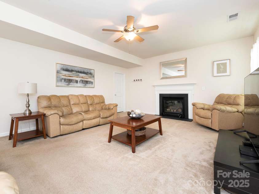 12304 Lookout Point Drive, Charlotte, NC 28269.  MLS# CAR4252258, YatesRealty ID 13731. Family Room