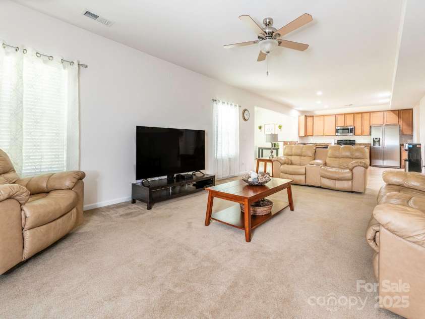 12304 Lookout Point Drive, Charlotte, NC 28269.  MLS# CAR4252258, YatesRealty ID 13731. Family Room