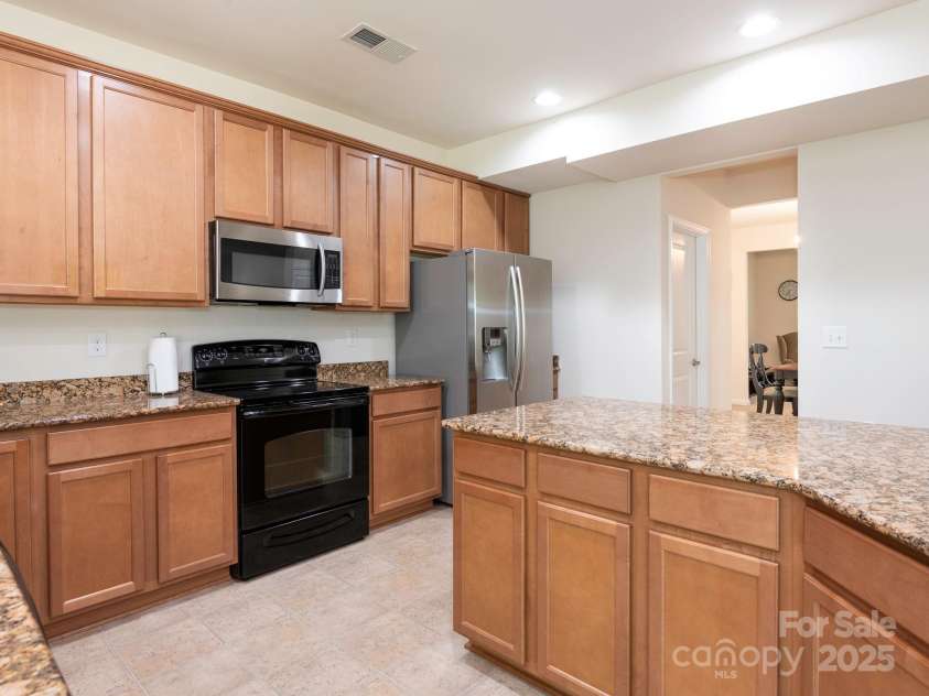 12304 Lookout Point Drive, Charlotte, NC 28269.  MLS# CAR4252258, YatesRealty ID 13731. Kitchen