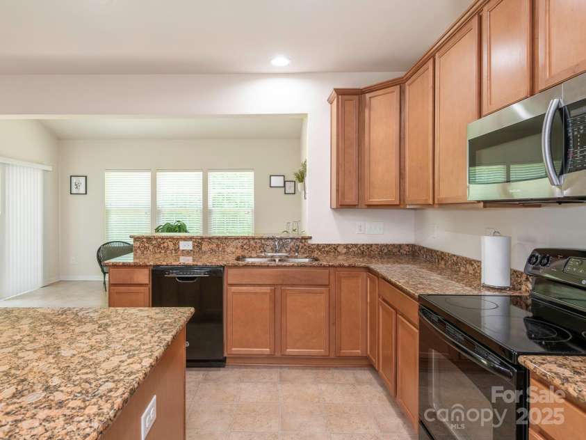 12304 Lookout Point Drive, Charlotte, NC 28269.  MLS# CAR4252258, YatesRealty ID 13731. Kitchen