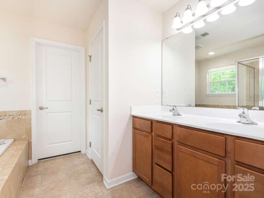 12304 Lookout Point Drive, Charlotte, NC 28269.  MLS# CAR4252258, YatesRealty ID 13731. Primary Bathroom