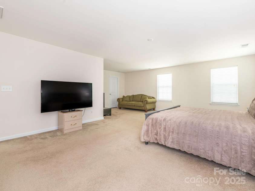 12304 Lookout Point Drive, Charlotte, NC 28269.  MLS# CAR4252258, YatesRealty ID 13731. Primary Bedroom