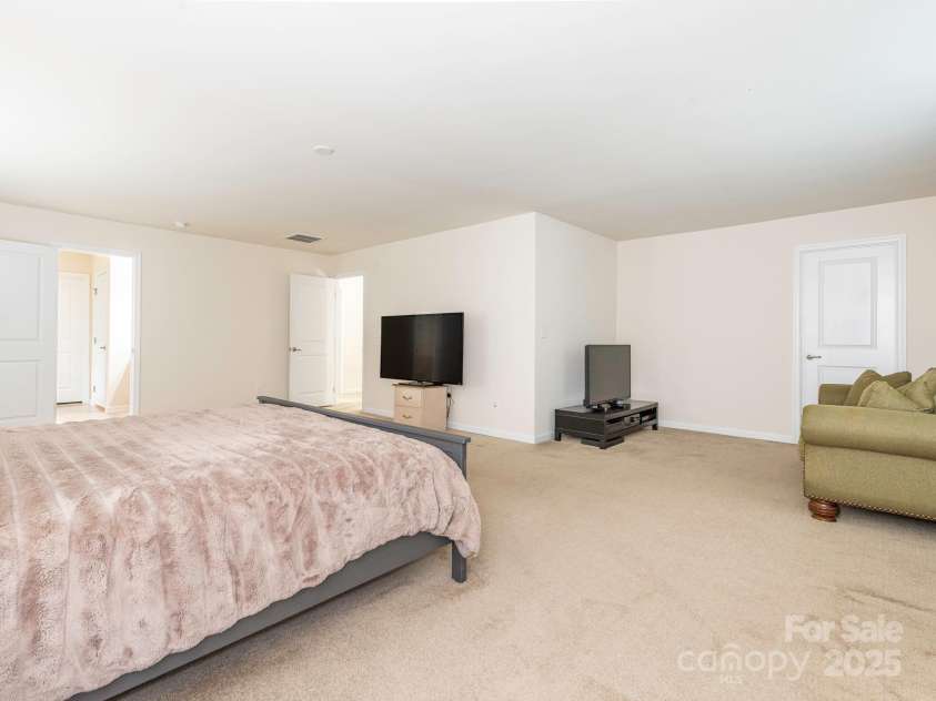 12304 Lookout Point Drive, Charlotte, NC 28269.  MLS# CAR4252258, YatesRealty ID 13731. Primary Bedroom