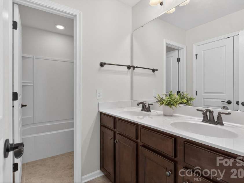 18502 Clavemorr Castle Court, Charlotte, NC 28277.  MLS# CAR4369289, YatesRealty ID 13736. Shared hall bath