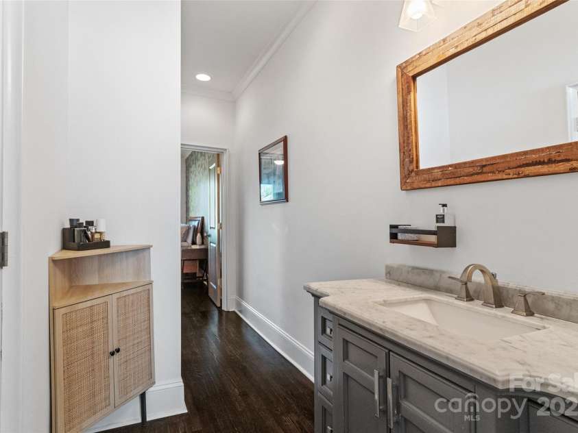 1025 Ardsley Road, Charlotte, NC 28207.  MLS# CAR4250466, YatesRealty ID 13738. Bathroom