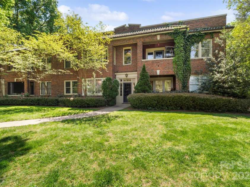 1025 Ardsley Road, Charlotte, NC 28207.  MLS# CAR4250466, YatesRealty ID 13738. Entrance