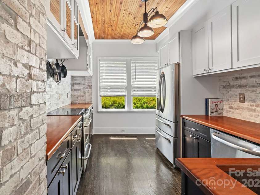 1025 Ardsley Road, Charlotte, NC 28207.  MLS# CAR4250466, YatesRealty ID 13738. Kitchen