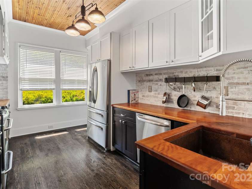 1025 Ardsley Road, Charlotte, NC 28207.  MLS# CAR4250466, YatesRealty ID 13738. Kitchen