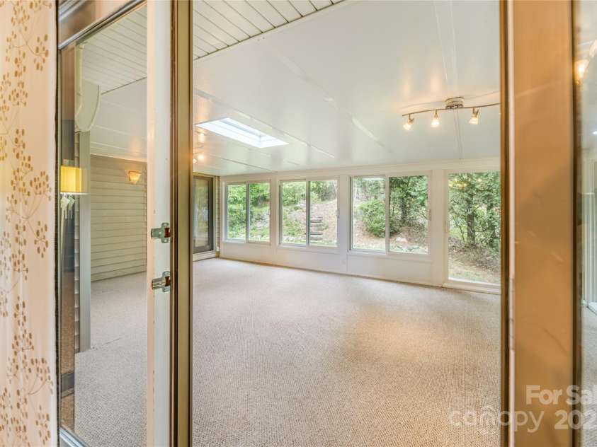 30 Robin Lane, Asheville, NC 28806.  MLS# CAR4257544, YatesRealty ID 13739. 
