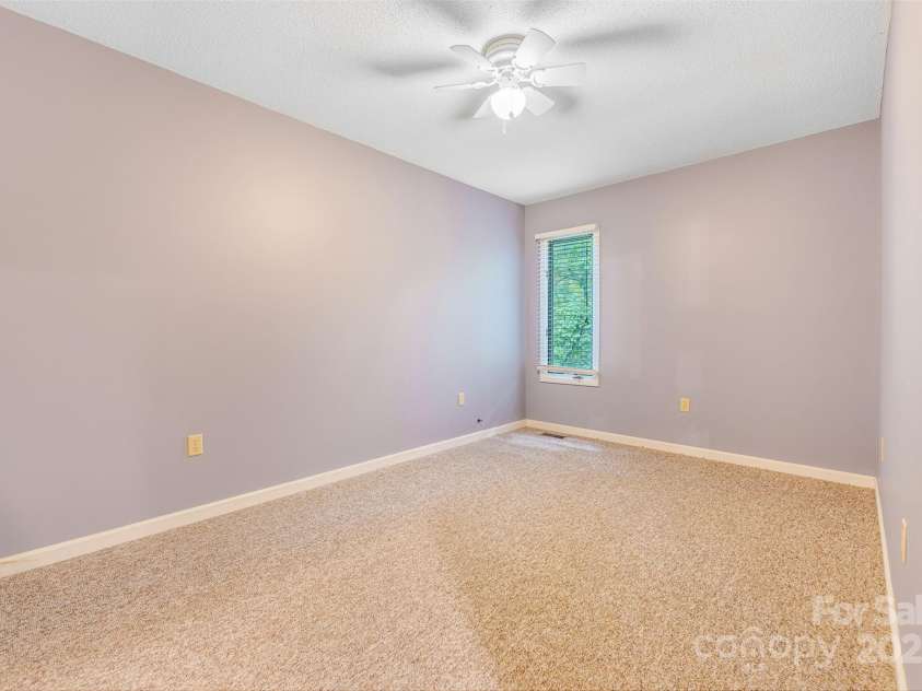 30 Robin Lane, Asheville, NC 28806.  MLS# CAR4257544, YatesRealty ID 13739. 