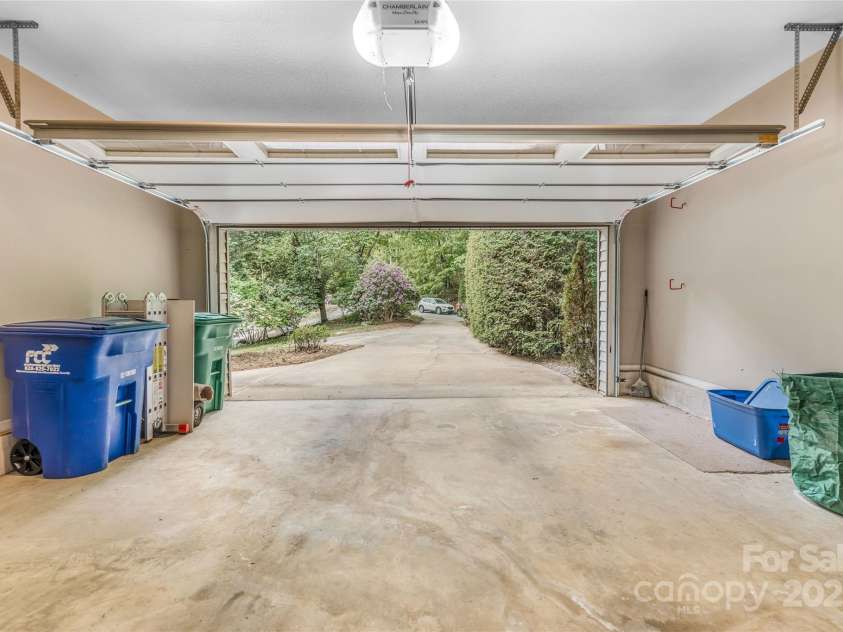 30 Robin Lane, Asheville, NC 28806.  MLS# CAR4257544, YatesRealty ID 13739. 