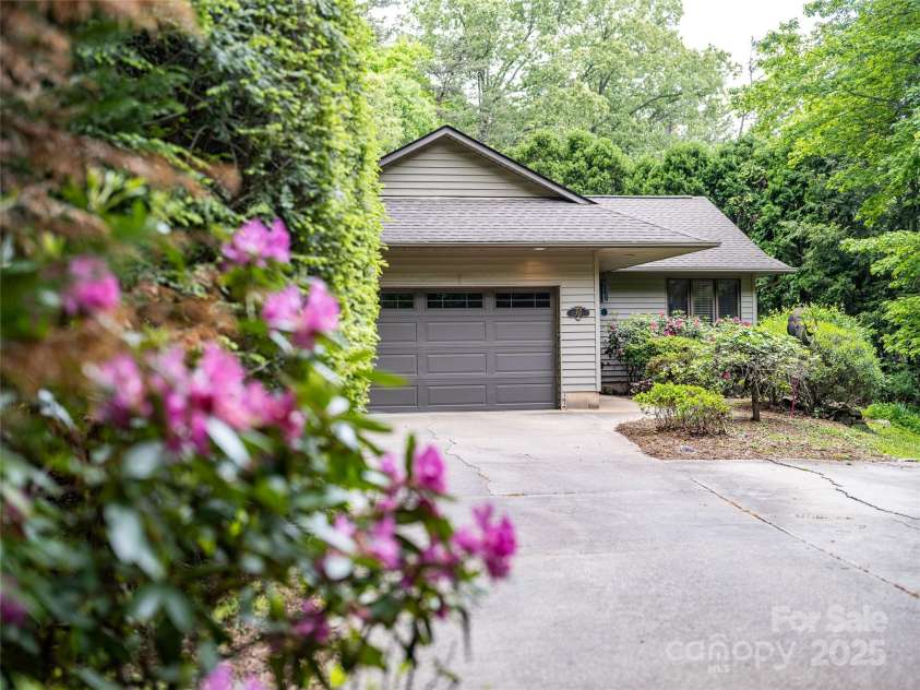 30 Robin Lane, Asheville, NC 28806.  MLS# CAR4257544, YatesRealty ID 13739. 