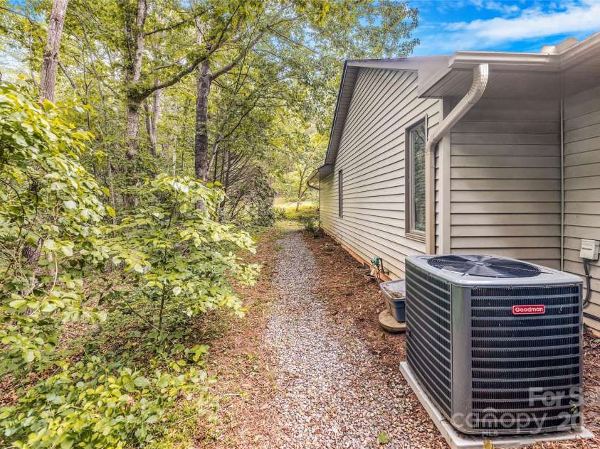 30 Robin Lane, Asheville, NC 28806.  MLS# CAR4257544, YatesRealty ID 13739. 