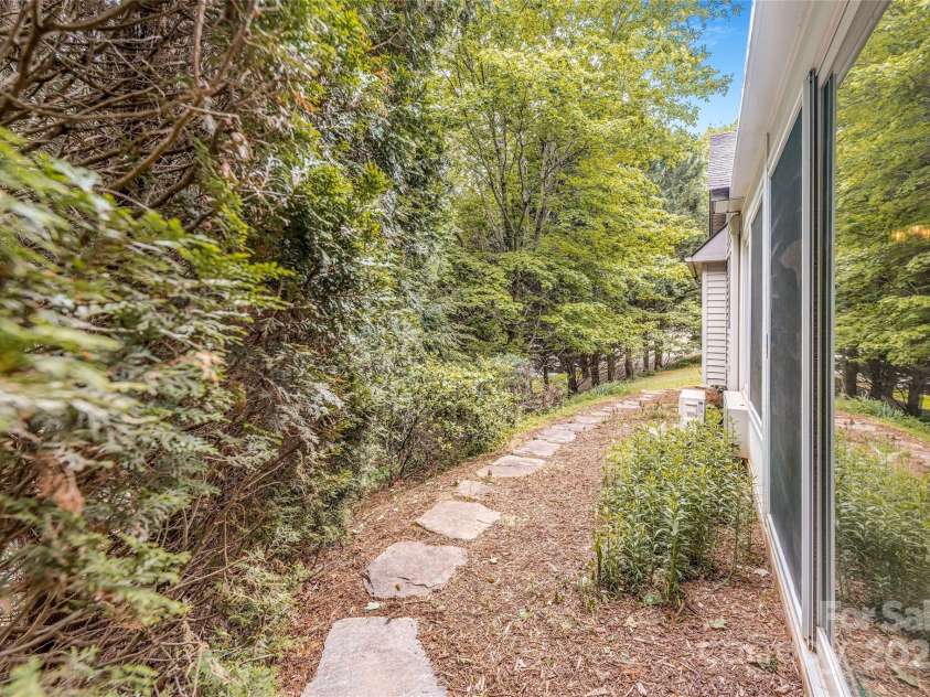 30 Robin Lane, Asheville, NC 28806.  MLS# CAR4257544, YatesRealty ID 13739. 